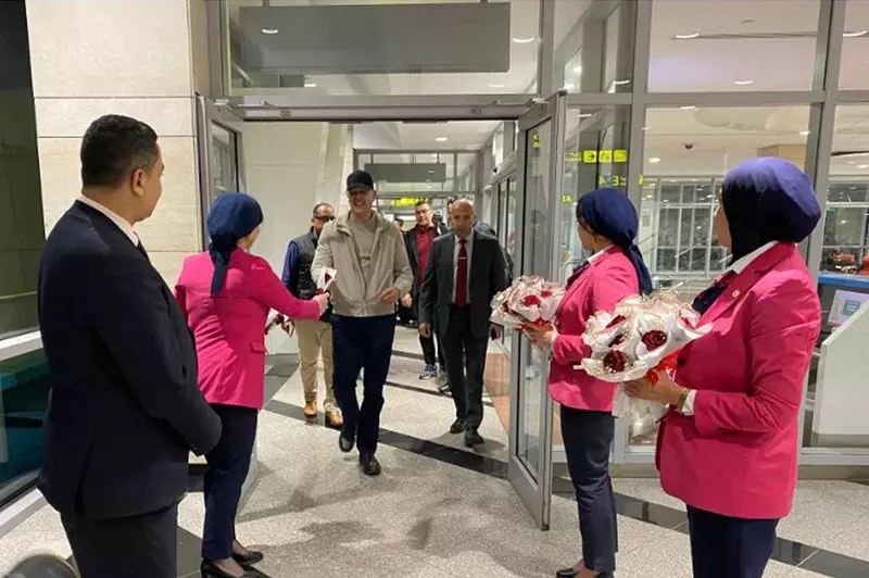 قبل مواجهة الأهلي.. القاهرة تستقبل بعثة الجيش الملكي بالورود (صور) 